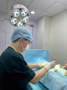 Bs Vũ Anh Tuấn đang phẩu thuật cho bệnh nhân