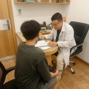 Bs Vũ AnhTuấn đang tư vấn bệnh nhân