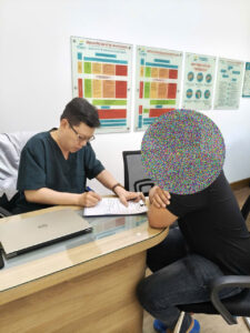 Bs Vũ Anh Tuấn đang tư vấn thăm khám cho ca bệnh "Hành Trình "Đón Ánh Sáng" Sau 24 Năm: Ca Lâm Sàng Hẹp Khít Bao Quy Đầu Kèm Bạch Biến"